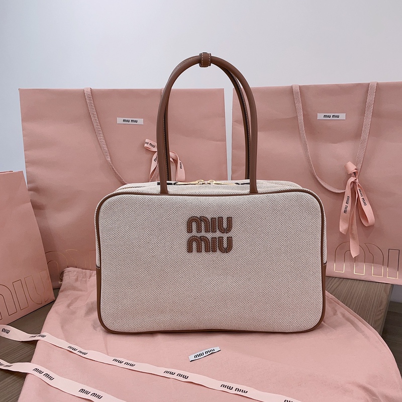 (Guangzhou premium original leather) Miu Miu's new bowling Boston handbag, shoulder bag, crossbody pillow bag for women (Guangzhou premium original leather) Miu Miu's new bowling Boston handbag, shoulder bag, crossbody pillow bag for women