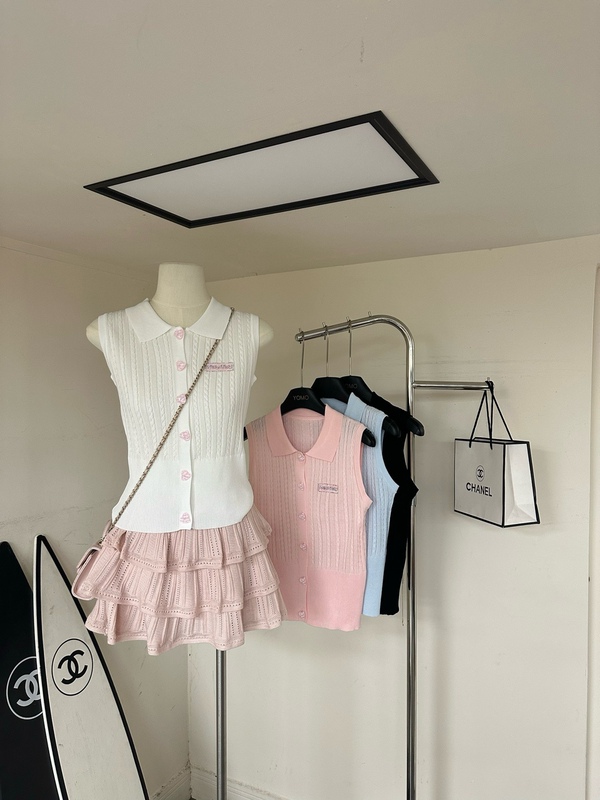 Sweet and Elegant Socialite Style Polo Collar Knit Top with Heart-Shaped Button Design, Slim Fit Sleeveless Vest for Women Sweet and Elegant Socialite Style Polo Collar Knit Top with Heart-Shaped Button Design, Slim Fit Sleeveless Vest for Women