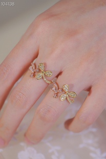 The combination of 30-point clover color separation ring pink diamond and yellow diamond outlines the blossoming flowers in spring.