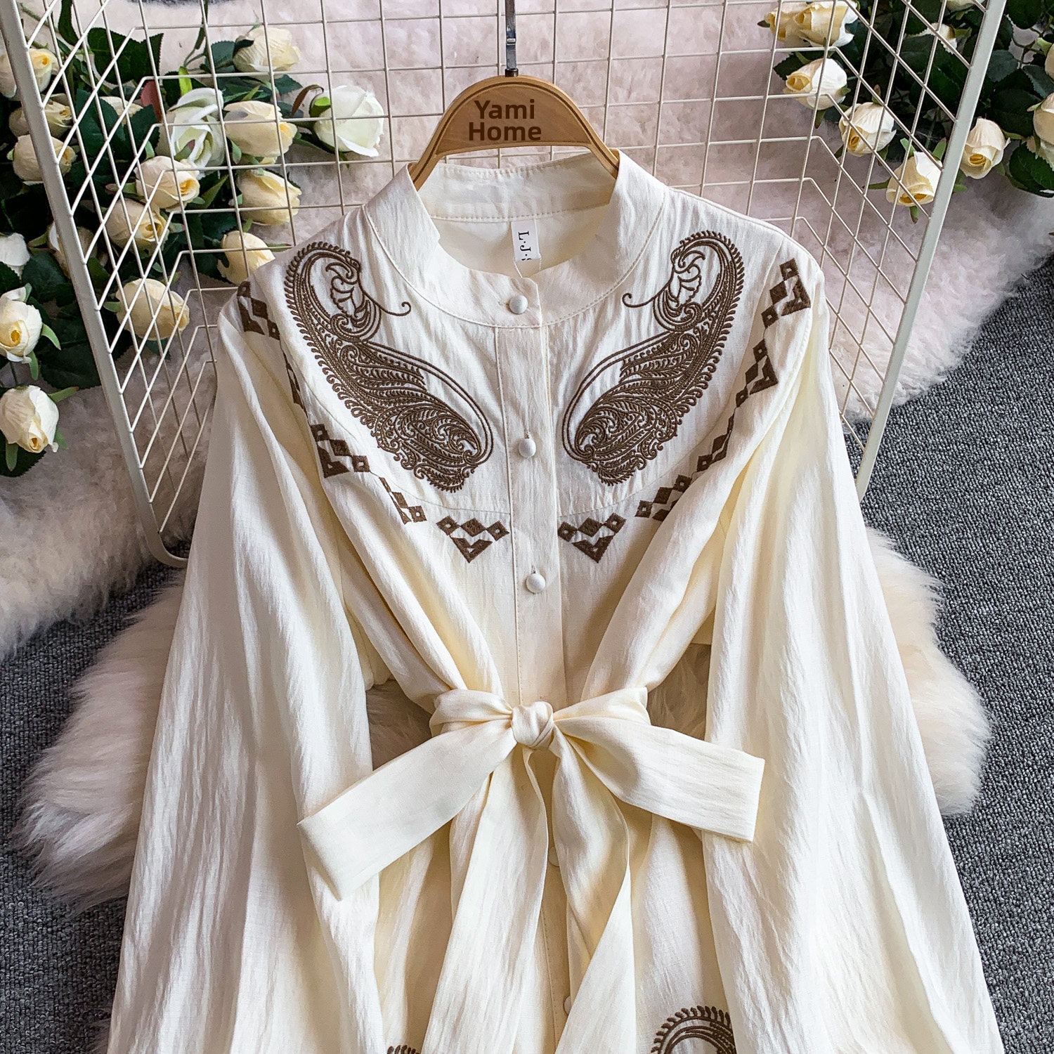 Women's French Retro Embroidered Dress Stand up Collar Waist Slimming Knee Length Elegant for Commuting Summer 2026_ecoleips.com