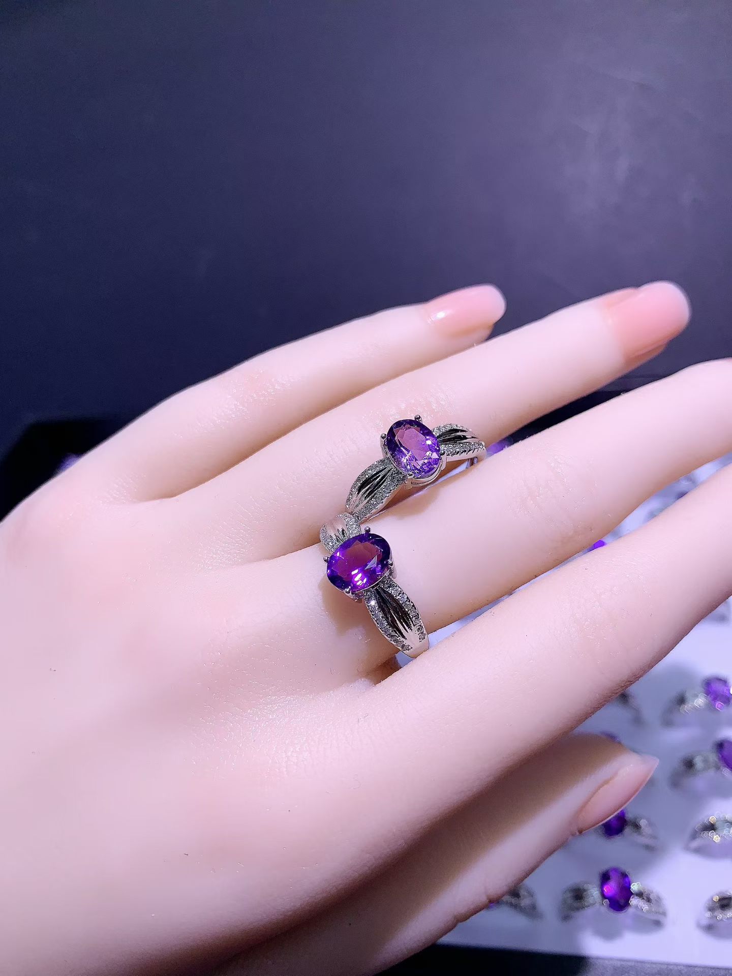 Wholesale new natural amethyst inlaid rings, simple, elegant, versatile, suitable for everyday wear, direct from the factory, available in live streams.
