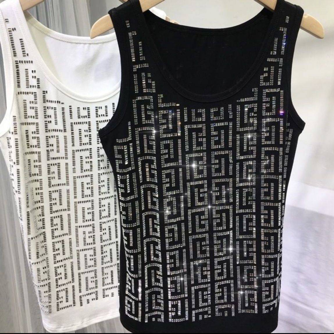 Damen-Übergrößen-Strassweste, strapazierfähig, europäischer Stil, geometrischer Buchstabenprint, figurformendes schwarzes Innentop für Herbst und Sommer_voghion.com