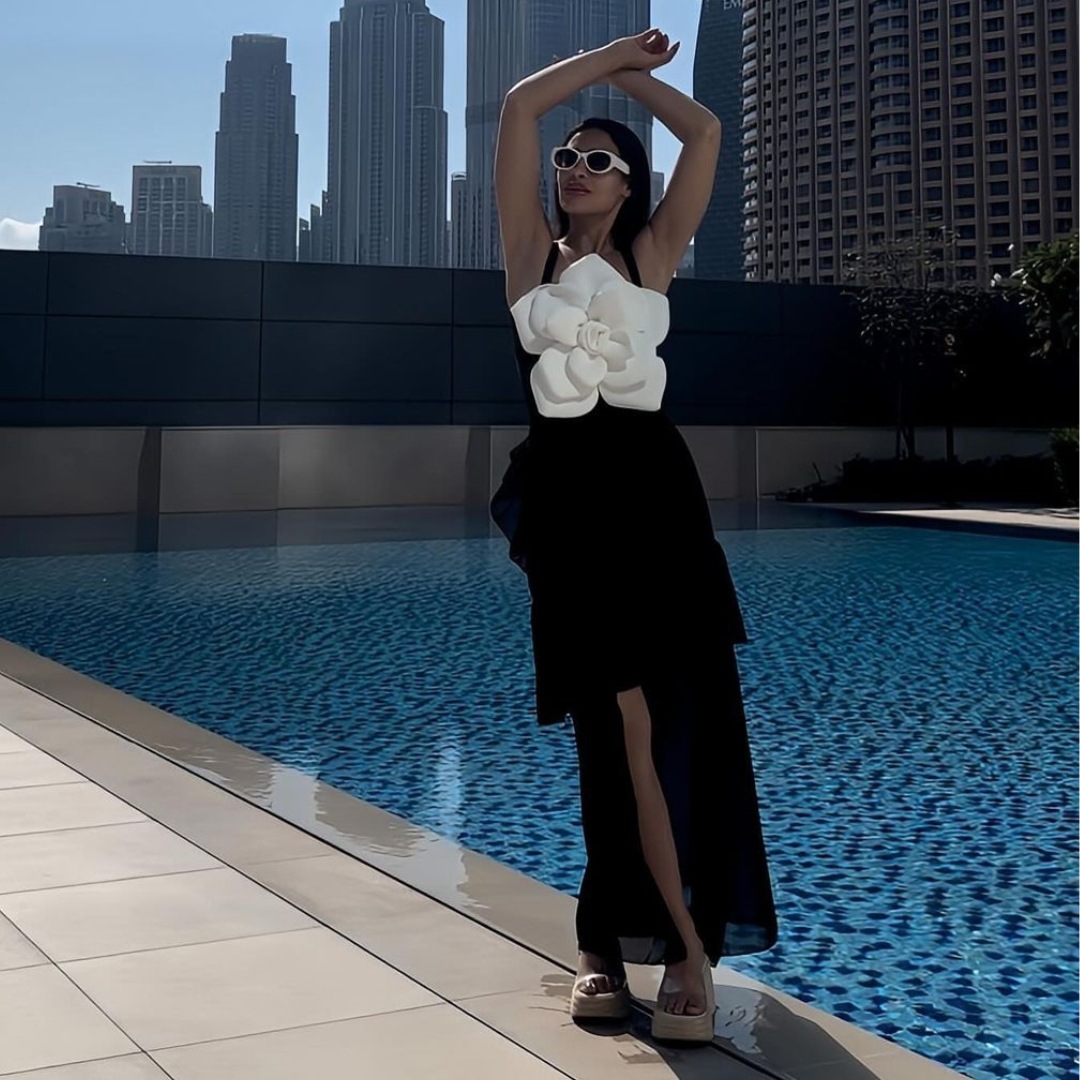 Zwart-wit badpak uit één stuk voor dames met grote bloemversiering op de borst, nieuwe stijl._voghion.com