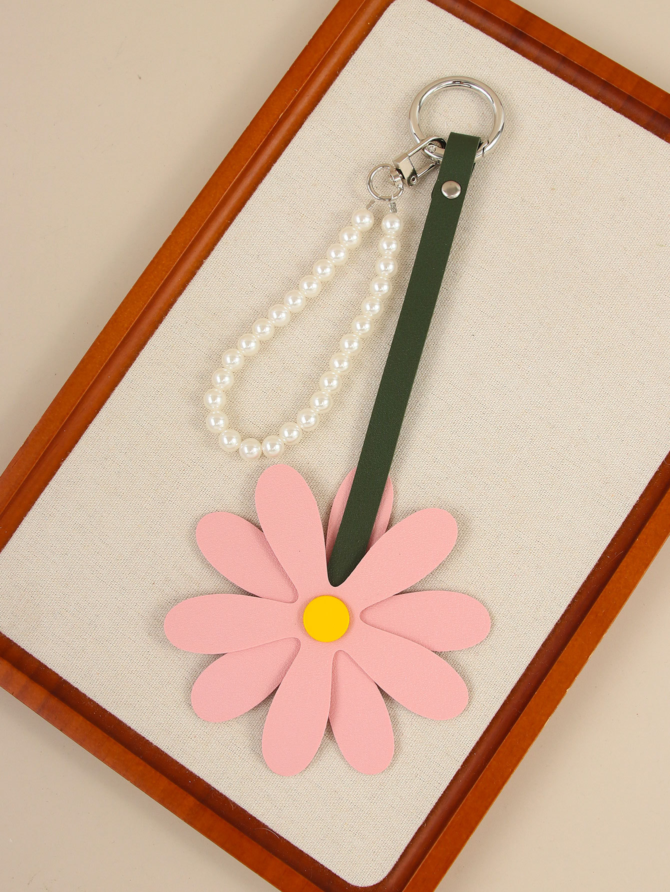 Flower Pearl Chain Keychain Bag Accessory With Daisy Pendant_voghion.com