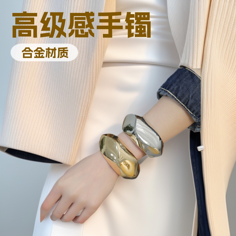 Bracelet with a Glossy Finish, Niche Design, High-End Feel for Women, European and American Style, Exaggerated Jewelry, Alloy Bracelet