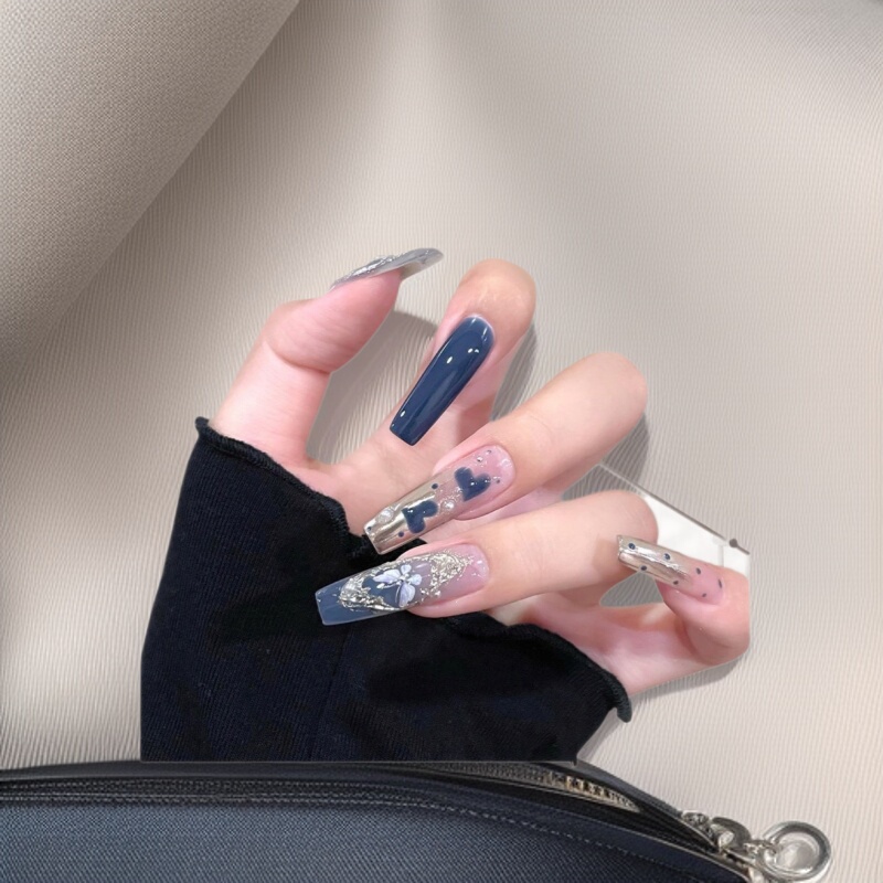Autumn and Winter Hand-Painted Blue-Gray Rhinestone Butterfly Fake Nails, Clear Gradient Silver Foil, Fashionable Cool Vibe Press-On Nails