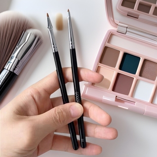 Corner eyeliner brush flat head concealer brush thin flat painting silkworm tears groove eye details Cangzhou makeup brush wholesale