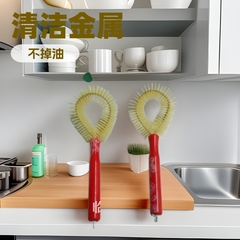 赤い取っ手のナイロンの鍋はきれいにブラシをかけます。