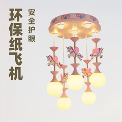 紙の飛行機の雲の鉄の芸の漫画の子供の部屋は明かりの青いピンクの空を吸い込みます。
