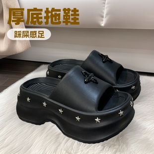 Thick-soled slippers women's summer 2024 new step on the excrement feeling outside wear summer cool slippers fashion out of the net red high heel women's shoes