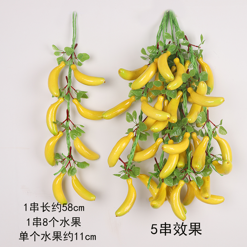 잎이 달린 바나나 한 묶음