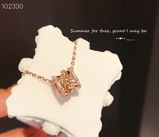 The 18K gold diamond necklace wants to say something beautiful to cheer you up. You are the most beautiful one to think about.