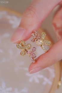 The 30-point Clover color separation ring The matching of pink diamond and yellow diamond outlines the 30-point blooming of flowers in spring.