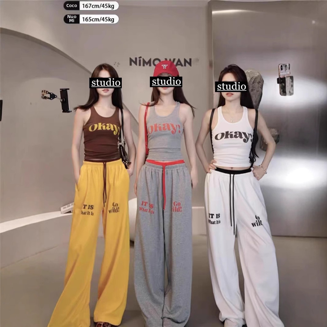 Completo estivo da donna composto da due pezzi: canotta e pantaloni ampi e snellenti, abbigliamento casual da corsa._voghion.com
