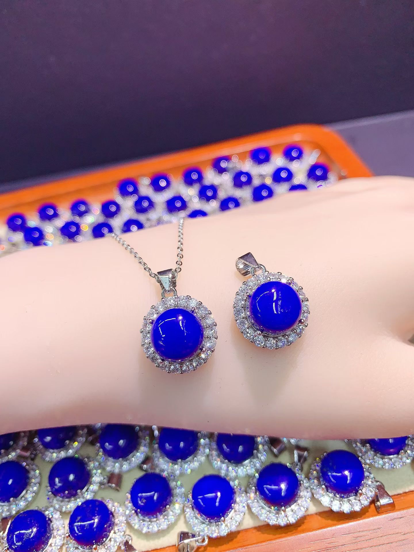 Wholesale natural lapis lazuli inlaid pendants, understated luxury, versatile, elegant, simple, popular style, factory direct sales.