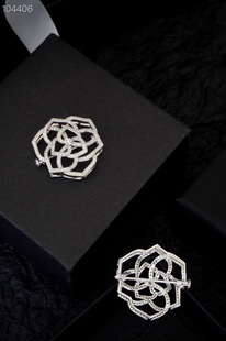 K gold jewelry can also be used as a watch hollow Earl flower brooch pendant to wear a watch style diamond buckle