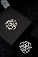 Ювелирные изделия из золота K также можно использовать как кулон с брошью в виде полого цветка графа для часов с бриллиантовой пряжкой.