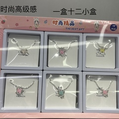 小紅の本の学生のネックレスは軽くて豪華です。