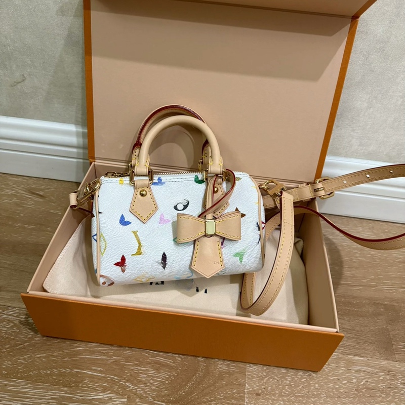 White Three-Color Designer Vintage Postman Bag, Horn Bag, Tote Bag, Pillow Bag, Crossbody Bag, Women's Donkey Bag, High-End Brand White Three-Color Designer Vintage Postman Bag, Horn Bag, Tote Bag, Pillow Bag, Crossbody Bag, Women's Donkey Bag, High-End Brand