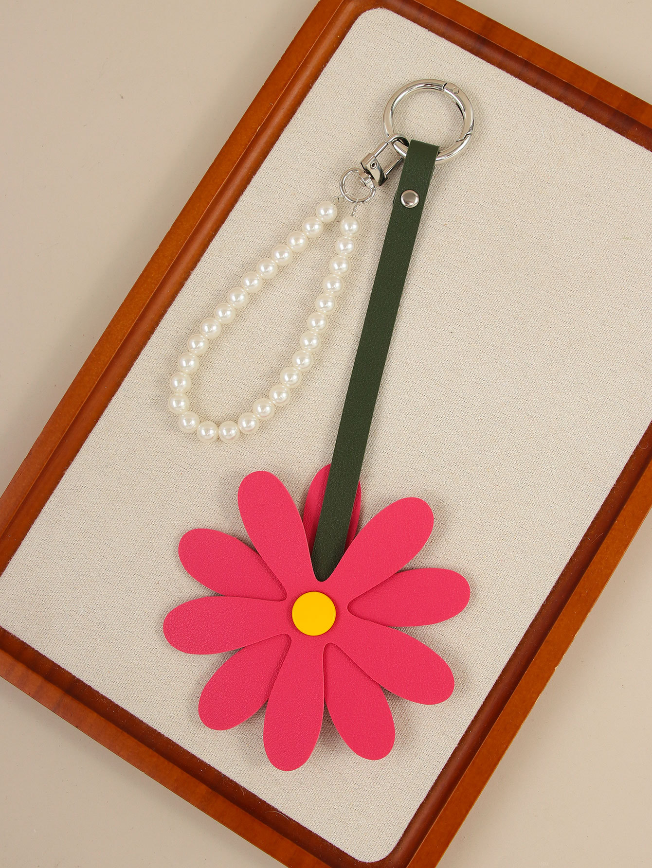 Flower Pearl Chain Keychain Bag Accessory With Daisy Pendant_voghion.com