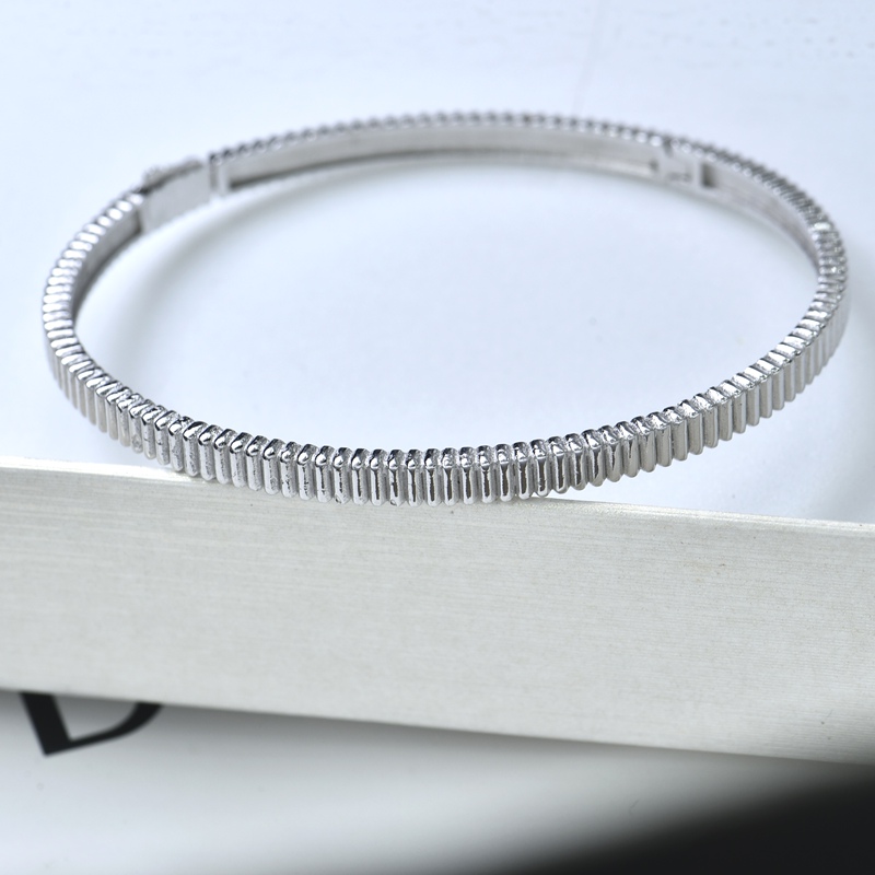S925 sterling silver, minimalist plain band bracelet, exquisitely crafted with a high-end feel, a touch of luxury, and a unique design inspired by European and American vintage styles S925 sterling silver, minimalist plain band bracelet, exquisitely crafted with a high-end feel, a touch of luxury, and a unique design inspired by European and American vintage styles
