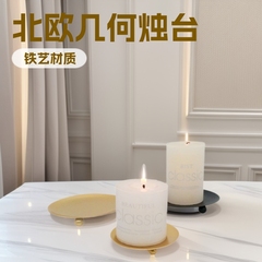 アマゾンのミニ北欧の金色の鉄製の燭台のアイデアはシンプルで幾何学的な皿のロマンチックなろうそくの杯の食卓の置物です。