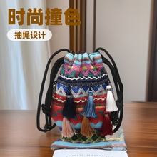 艺术民族风流苏包包2024夏季新款单肩斜挎包小鱼抽绳撞色手机包潮