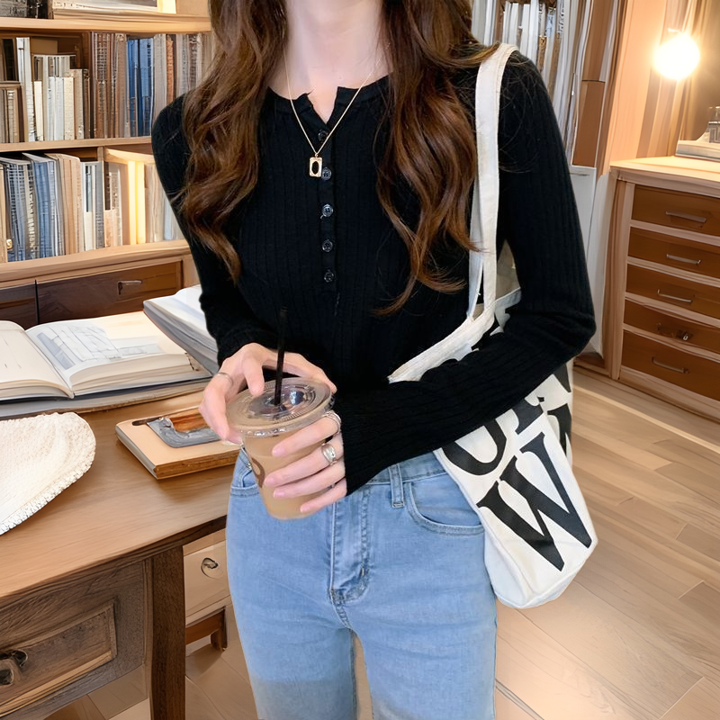 ニットの外にニットの服を着て、スリムな長袖の底のシャツの上着のファッションの中で春と秋の新型のセーターを着ます。