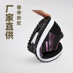 メーカーは現物の春の女性靴のストラップを提供しています。