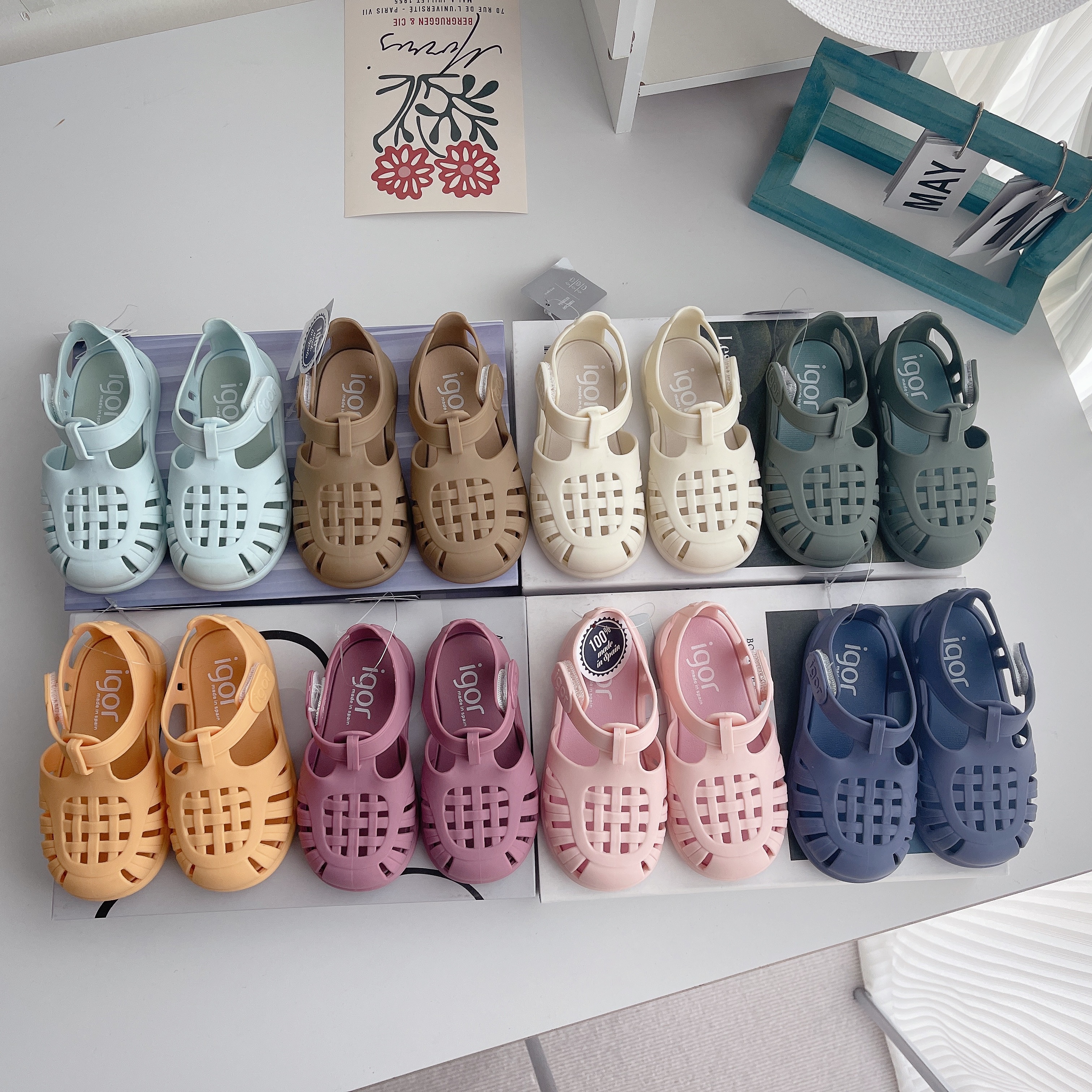 Igor Summer Baotou Cut Out Kidsren's Sandals for Boys and Girls Candy Color Fashion Non-Slip Beach Jelly Shoes