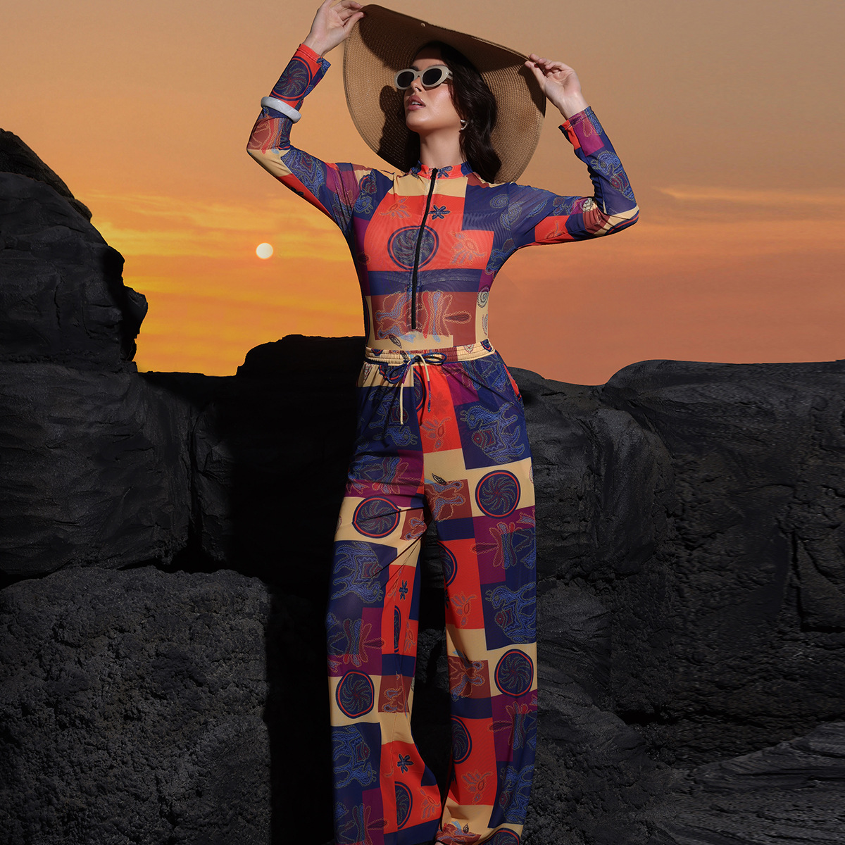 Damenbekleidung, Damen-Stil, langärmeliger Badeanzug mit Sonnenschutzfaktor, lange Hose, Krupniki Bademode, dezente Bedeckung, geeignet für Strand und Pool_voghion.com