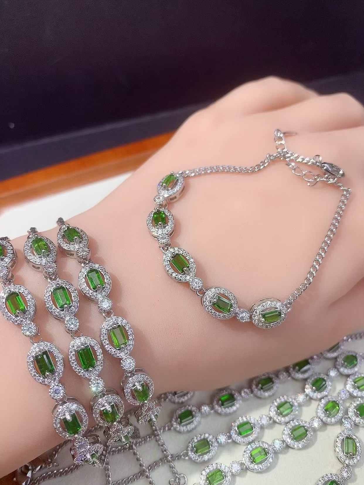 Wholesale natural diopside inlaid bracelet, French style, light luxury, versatile and elegant, popular sweet potato style, factory direct sales.