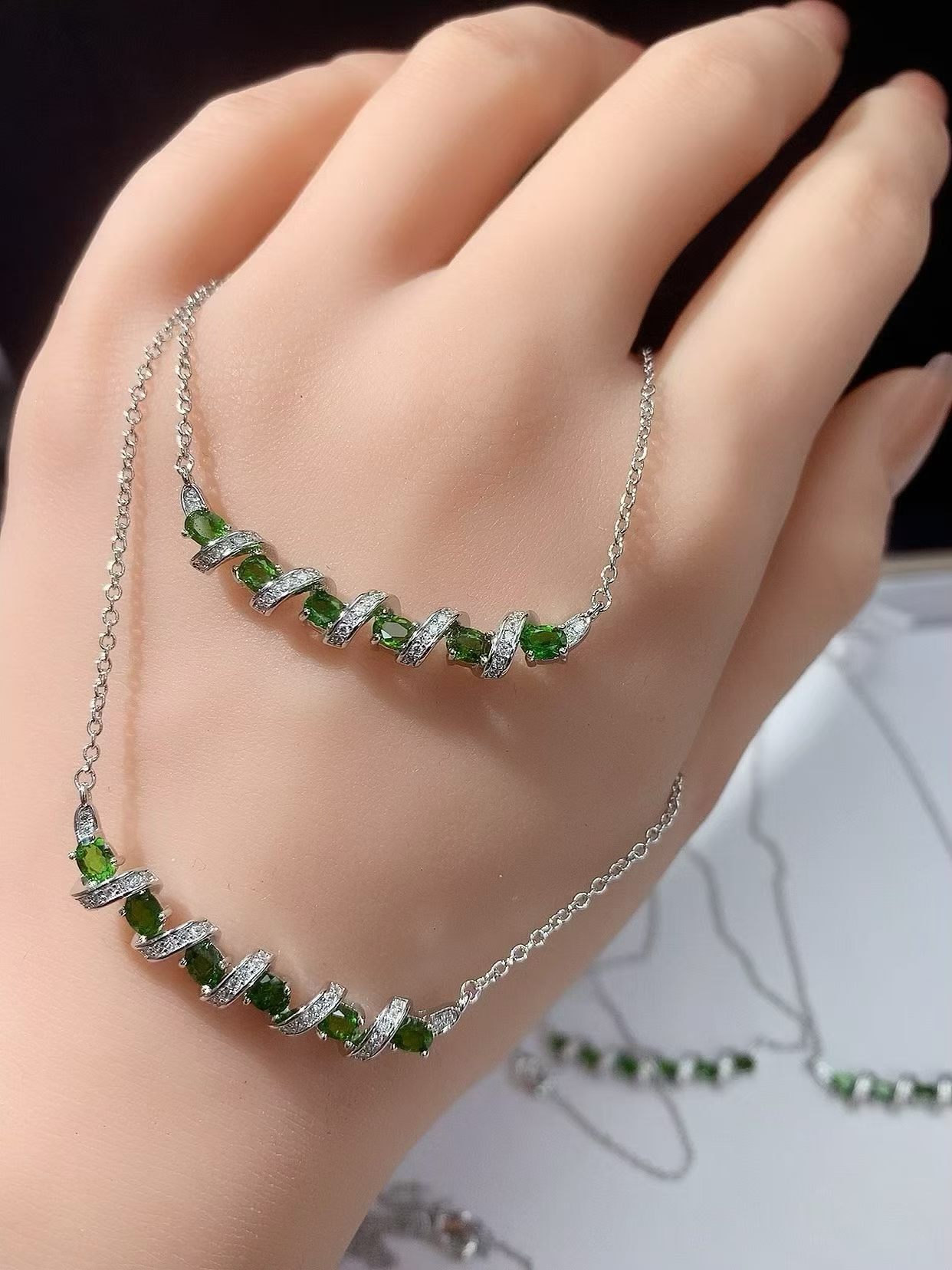 Wholesale natural diopside sparkling smile necklace/collarbone chain, simple and unique design, factory direct sales.