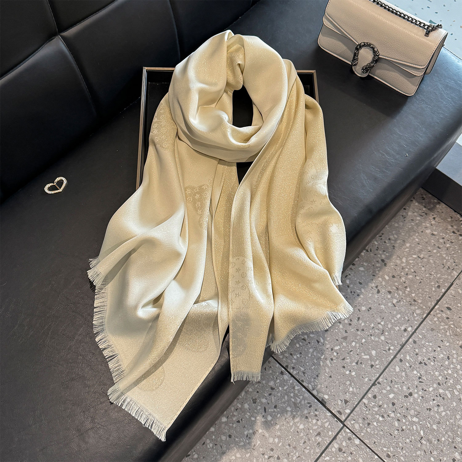 Lenço feminino de seda e algodão para primavera/verão com fio dourado, elegante toalha de praia/xale com design de estrela de cinco pontas._voghion.com