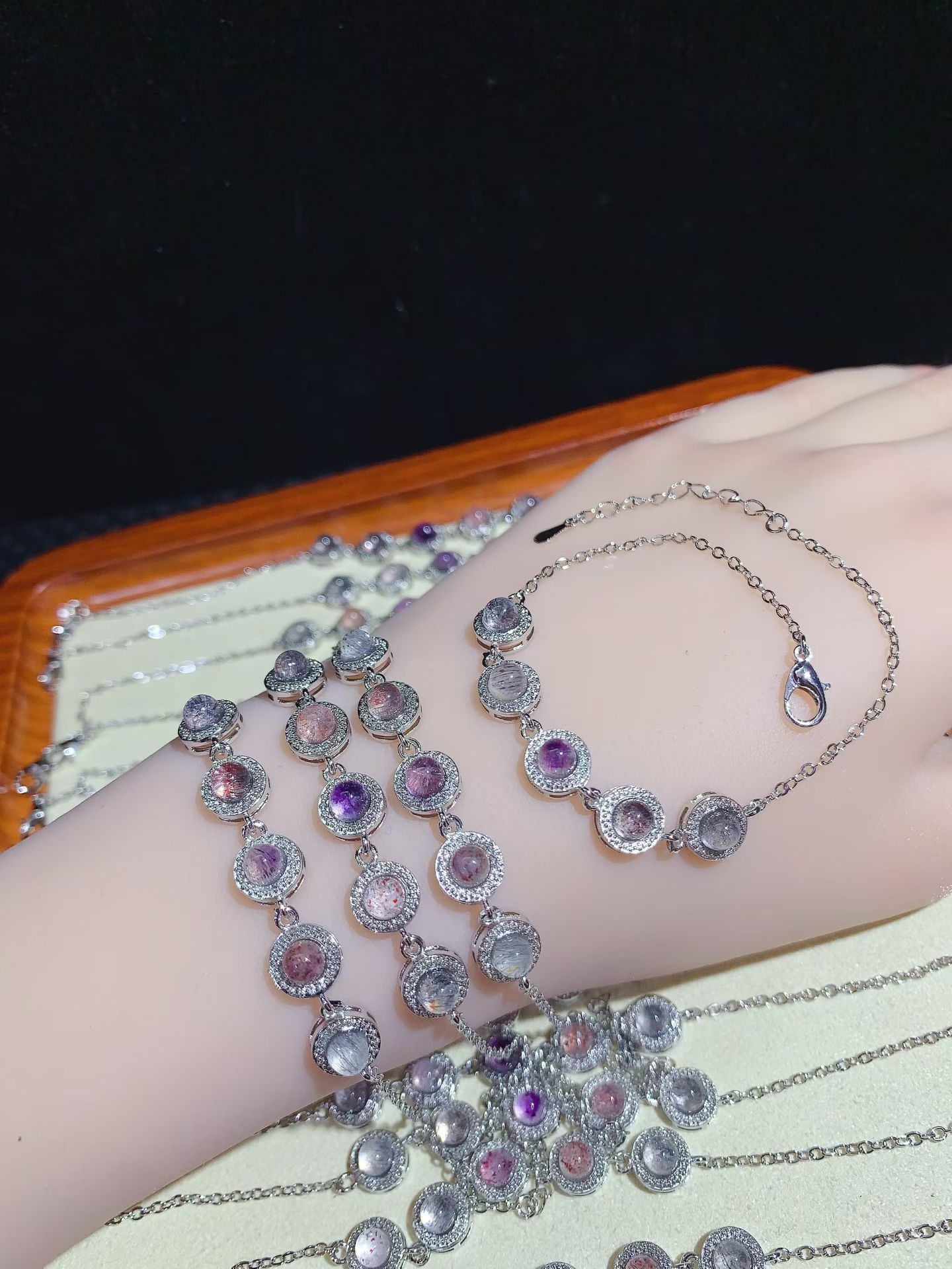Wholesale natural super 7 crystal bracelets for women, simple, niche, versatile, pure natural crystal jewelry, a hot-selling item in live streaming rooms.