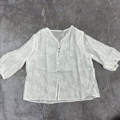 リネンシャツ 2025 夏の新スタイル文学刺繍多用途シャツ女性のレトロな V ネックルーズトップ