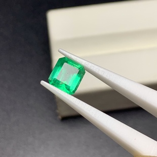 1.06 karat Natural Gilder Colombian Emerald Bare Stone Micro Oil ins
