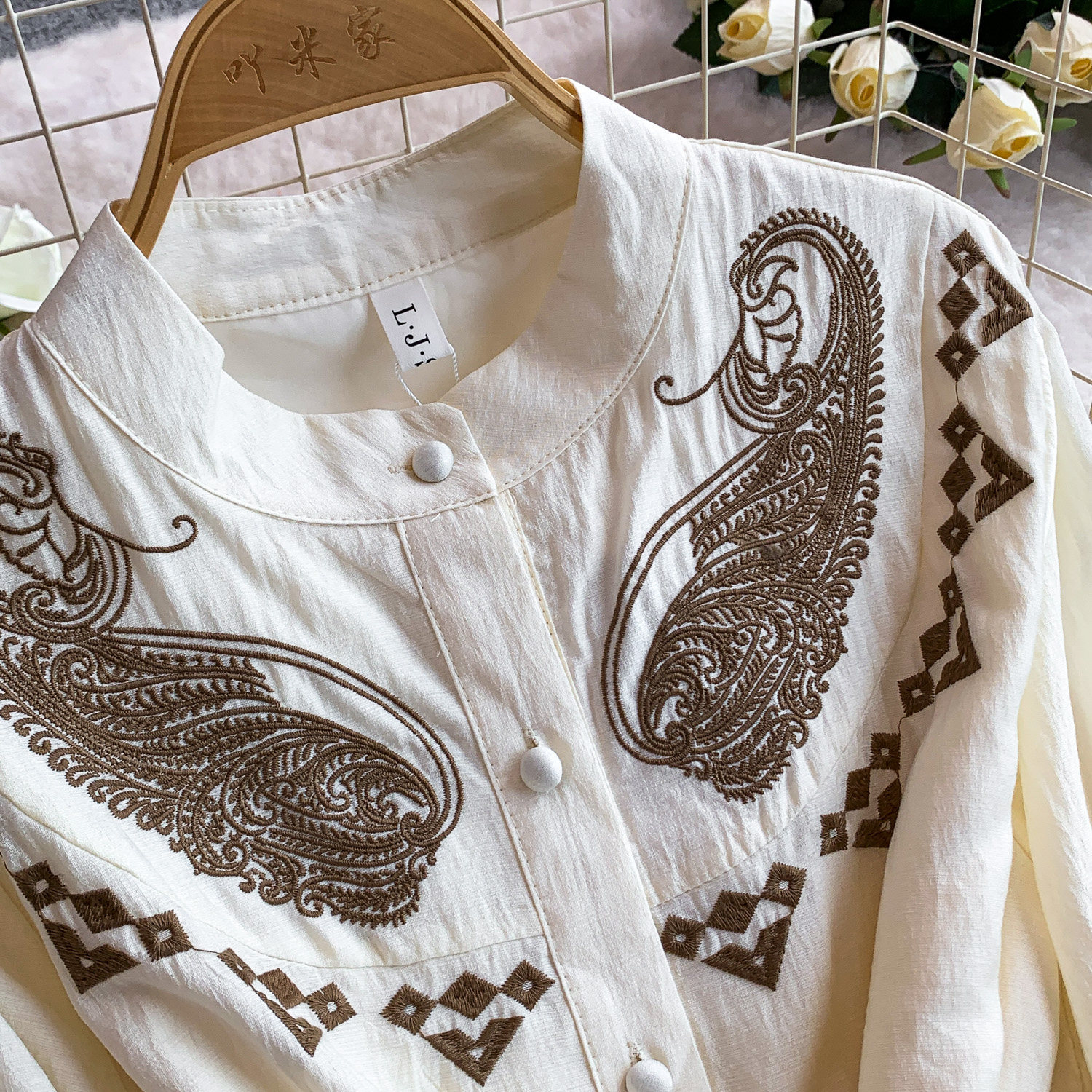 Women's French Retro Embroidered Dress Stand up Collar Waist Slimming Knee Length Elegant for Commuting Summer 2026_ecoleips.com