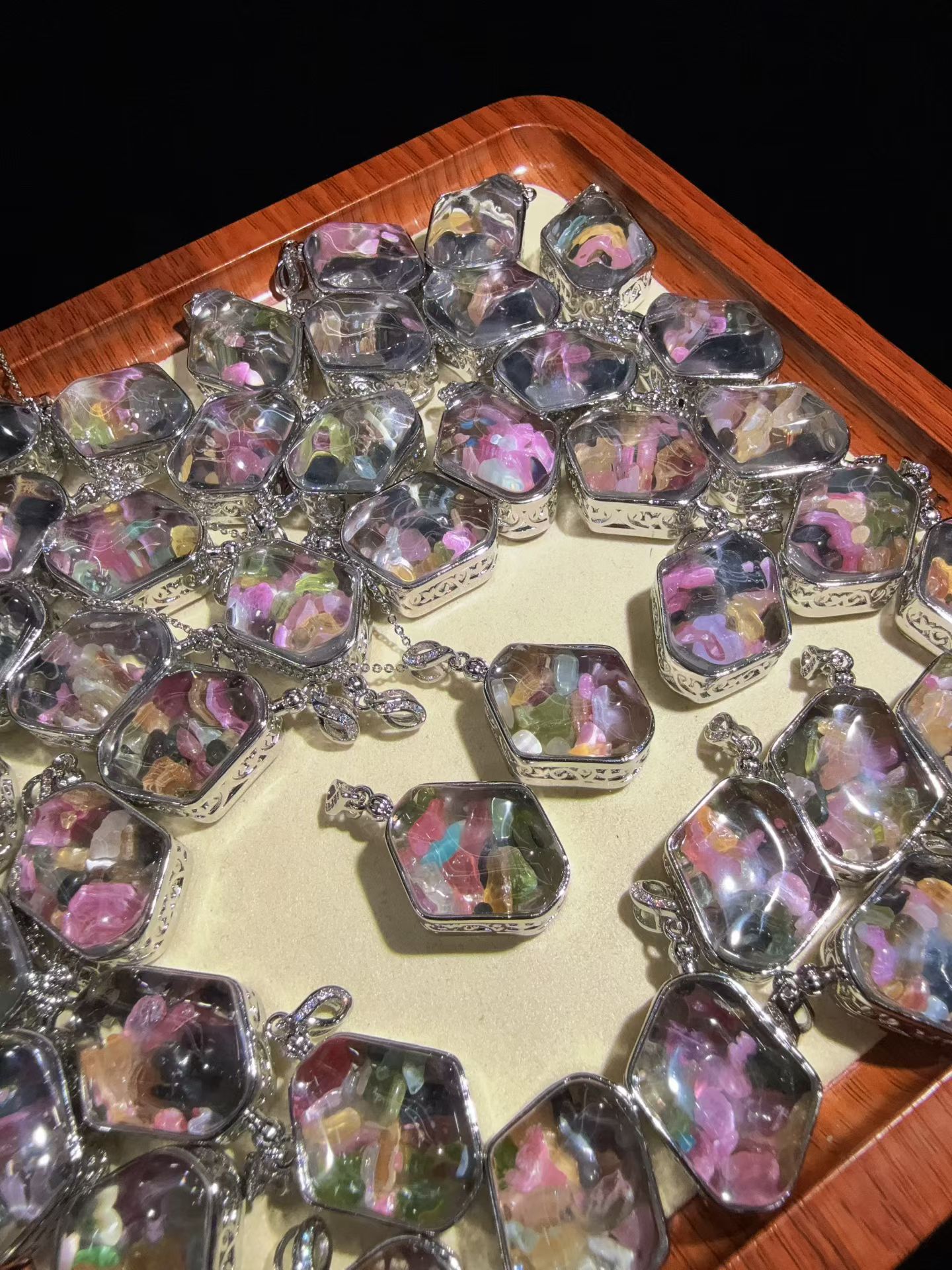 Wholesale natural tourmaline small pebble irregular stone pendants, simple and elegant, direct from the factory, available in live stream.