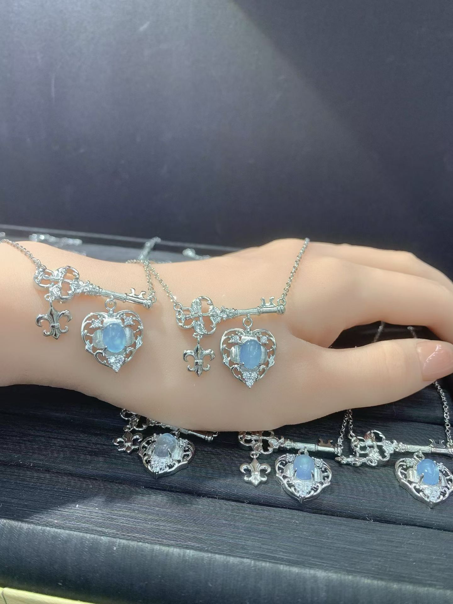 Wholesale natural aquamarine inlaid necklace with iris flower and heart lock design, niche style, popular sweet potato style, factory direct sales.