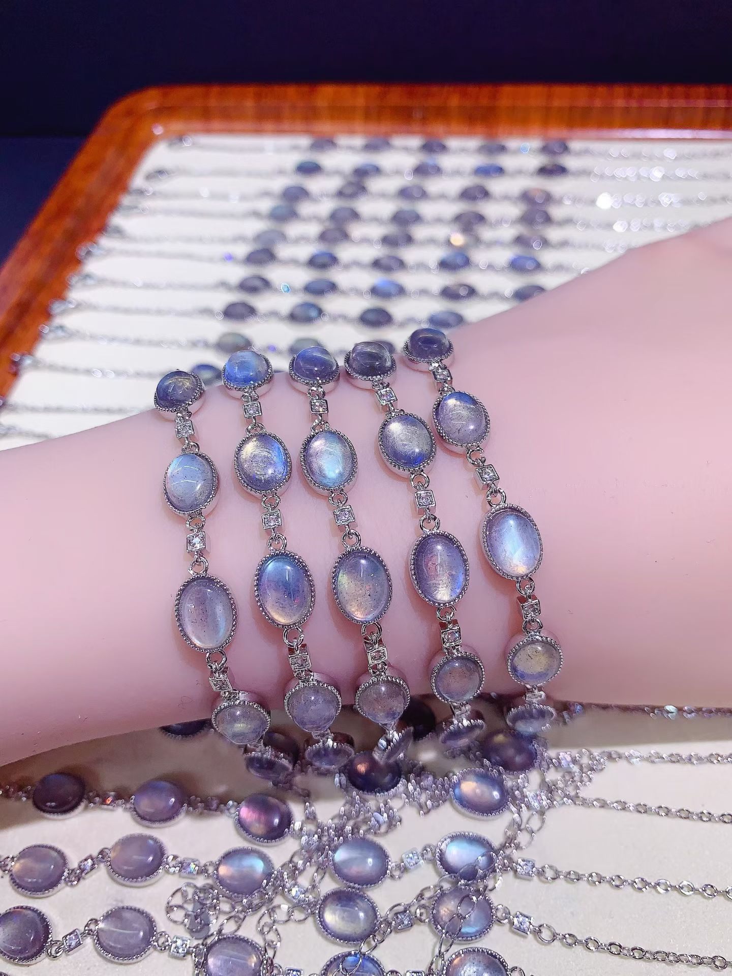 Wholesale natural moonstone inlaid bracelets, crystal clear, luxurious and versatile, cross-border hot-selling factory direct sales.