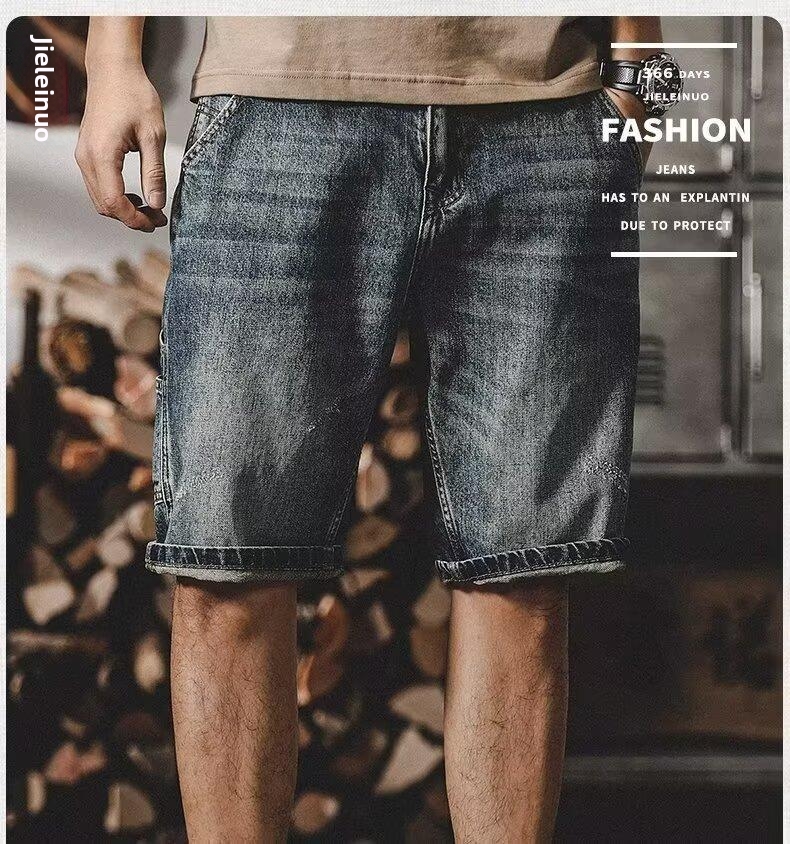 Lässige, gerade geschnittene Jeansshorts im Used-Look für Herren im amerikanischen High-Street-Stil – trendig, lässig, sportlich und vielseitig. Der perfekte Fünf-Punkte-Look für Instagram._voghion.com