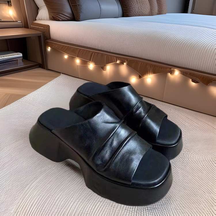 Genuine Leather Thick-Soled Flip-Flops for Women, Summer 2025, Versatile Casual Outdoor Platform Sandals, Height-Increasing, Comfortable and Height-Enhancing