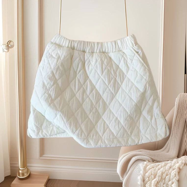 Осенне-зимняя коллекция 2025: утепленная стеганая хлопковая юбка-полусолнце белого цвета, теплая, на подкладке, с защитой от просвечивания, А-силуэт, облегающая, короткая юбка.