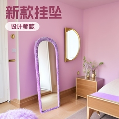 新型の寝室は床に落ちて服を着て鏡のカバーを着ます。